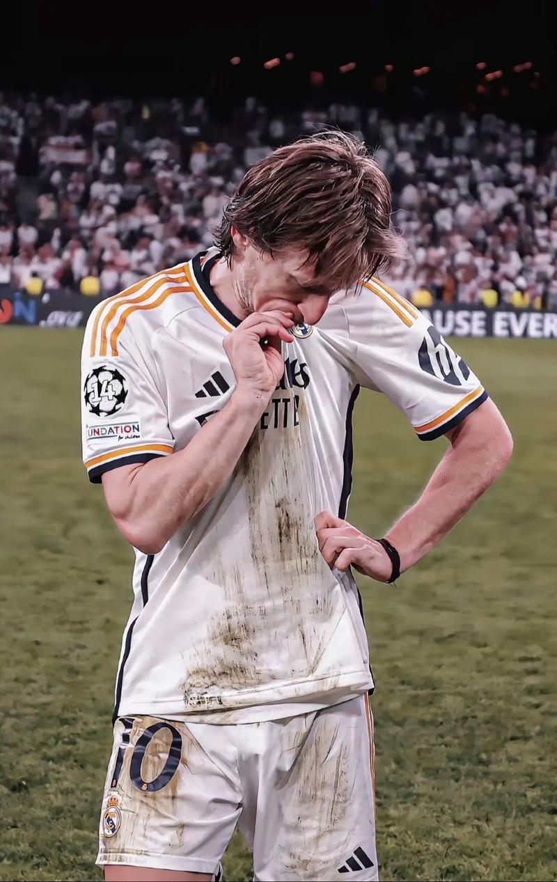 布拉德利：我小时候经常在自家花园里滑铲模仿杰拉德